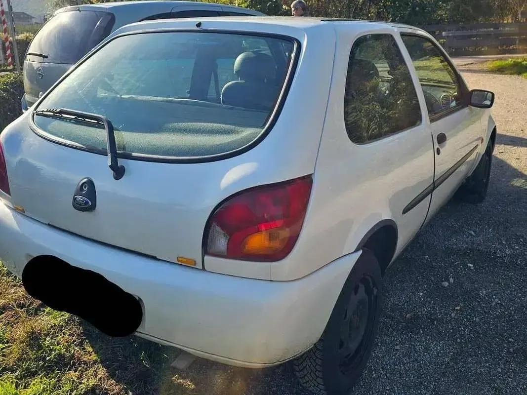 Usata Ford Fiesta 60 CV (44 kW) 1999 Bianco Utilitaria
