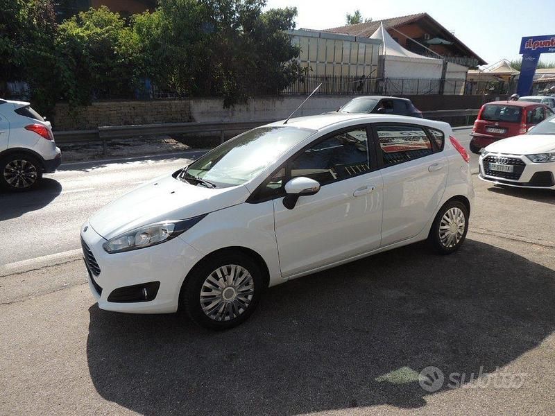 Usata Ford Fiesta Business Edition 75 CV (55 kW) 2014 Bianco pastello Utilitaria