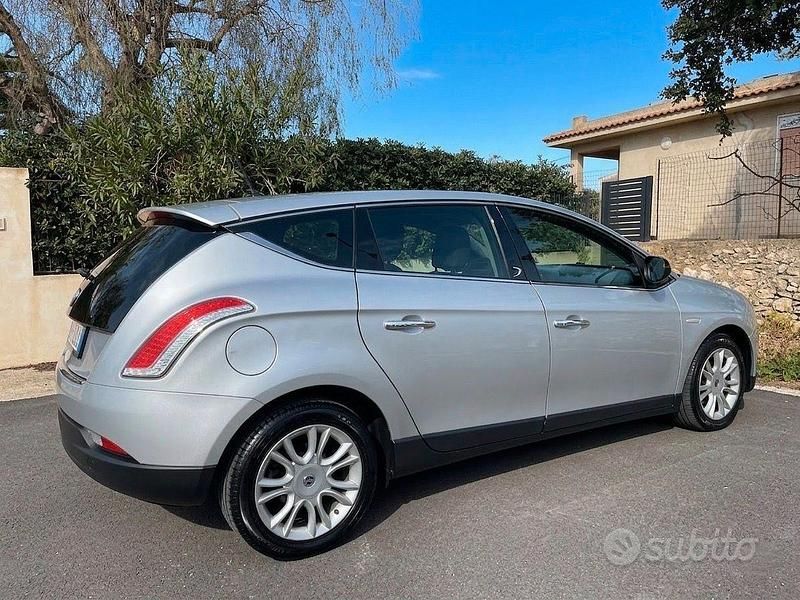 Usata Lancia Delta 120 CV (88 kW) 2013 Grigio Utilitaria