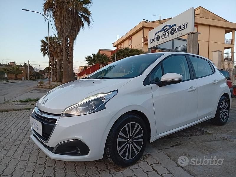 Usata Peugeot 208 Active 102 CV (75 kW) 2019 Bianco Utilitaria