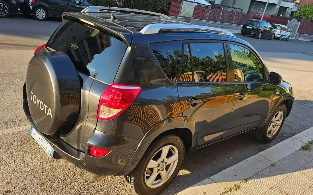 Usata Toyota RAV4 Luxury 177 CV (130 kW) 2007 Grigio SUV
