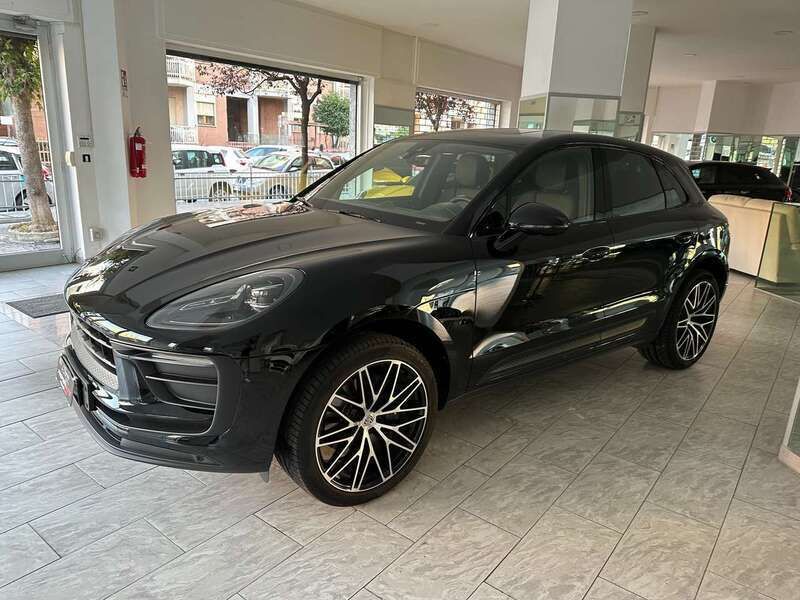 Nero Usata 2023 Porsche Macan SUV | 74.900 € (Cara) - Immagine 1/4