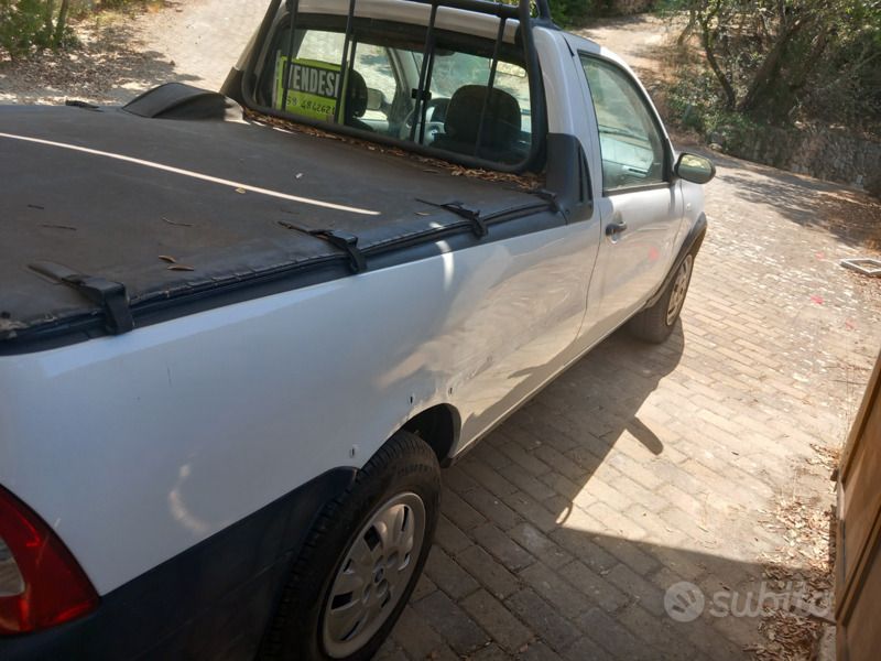Usata Fiat Strada 60 CV (44 kW) 2006 Bianco Pick-up