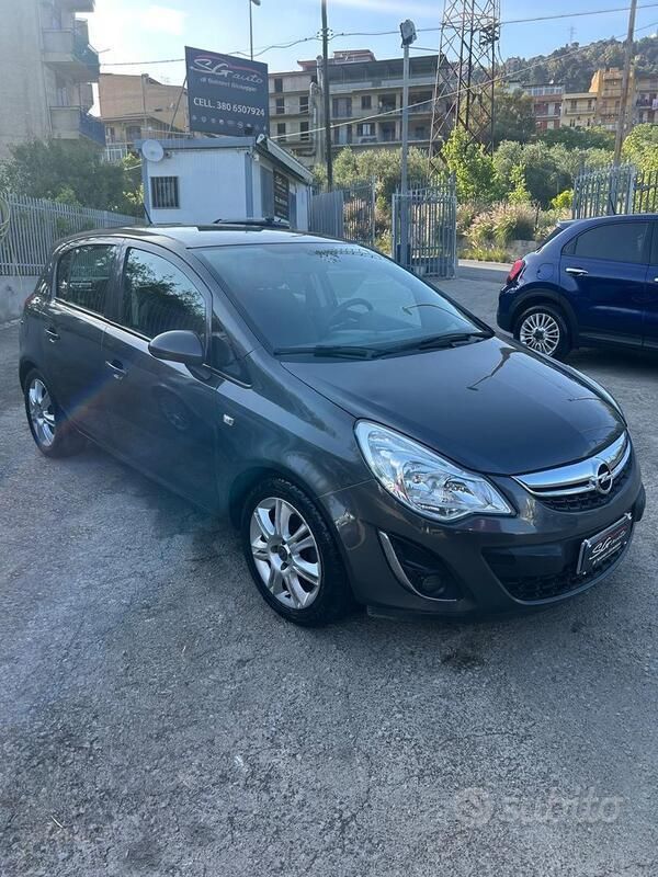 Usata Opel Corsa Edition 85 CV (62 kW) 2013 Grigio Berlina