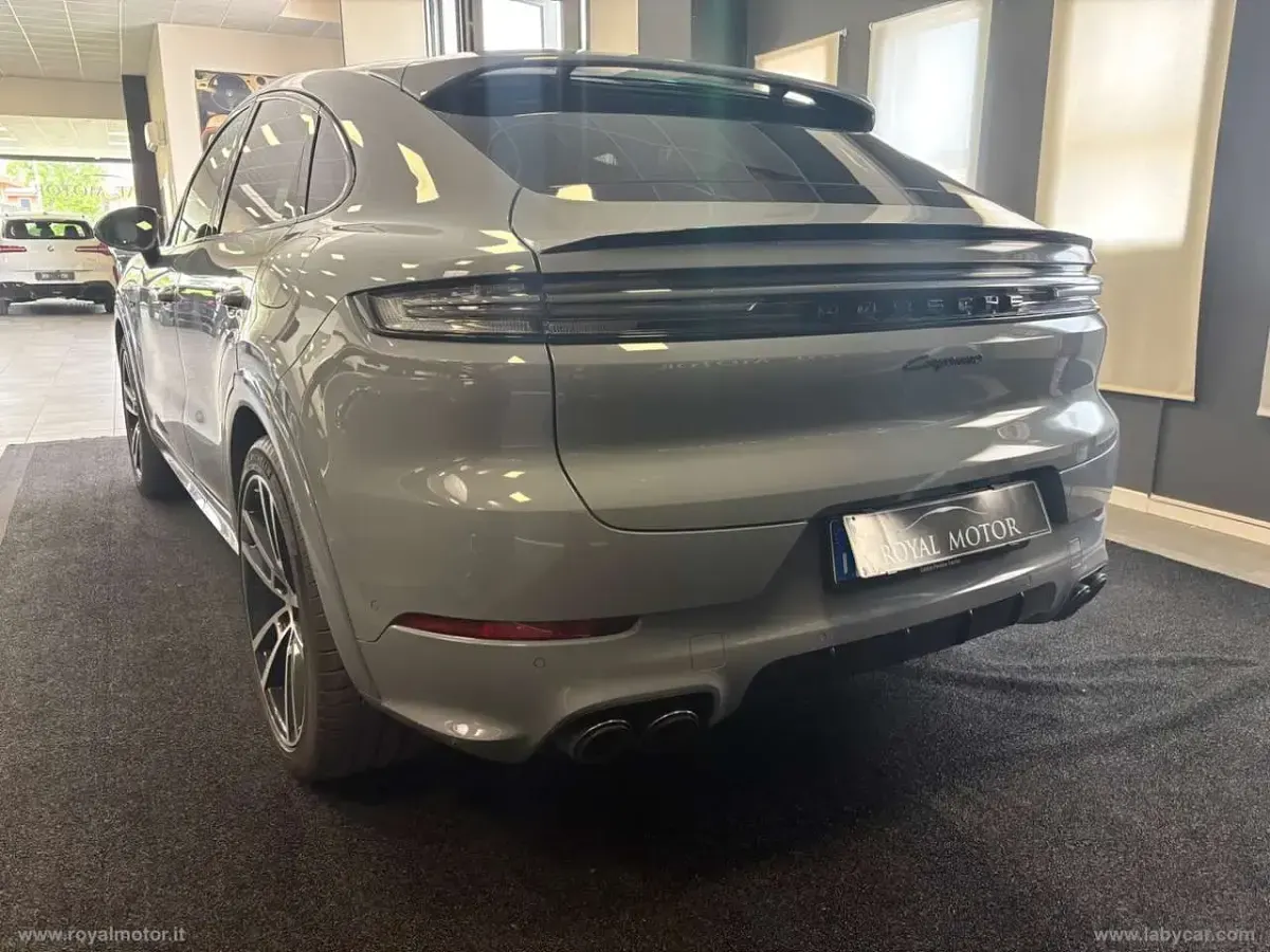 Usata Porsche Cayenne 305 CV (224 kW) 2024 Grigio SUV