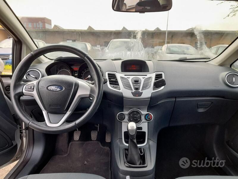 Usata Ford Fiesta 68 CV (50 kW) 2012 Grigio Utilitaria