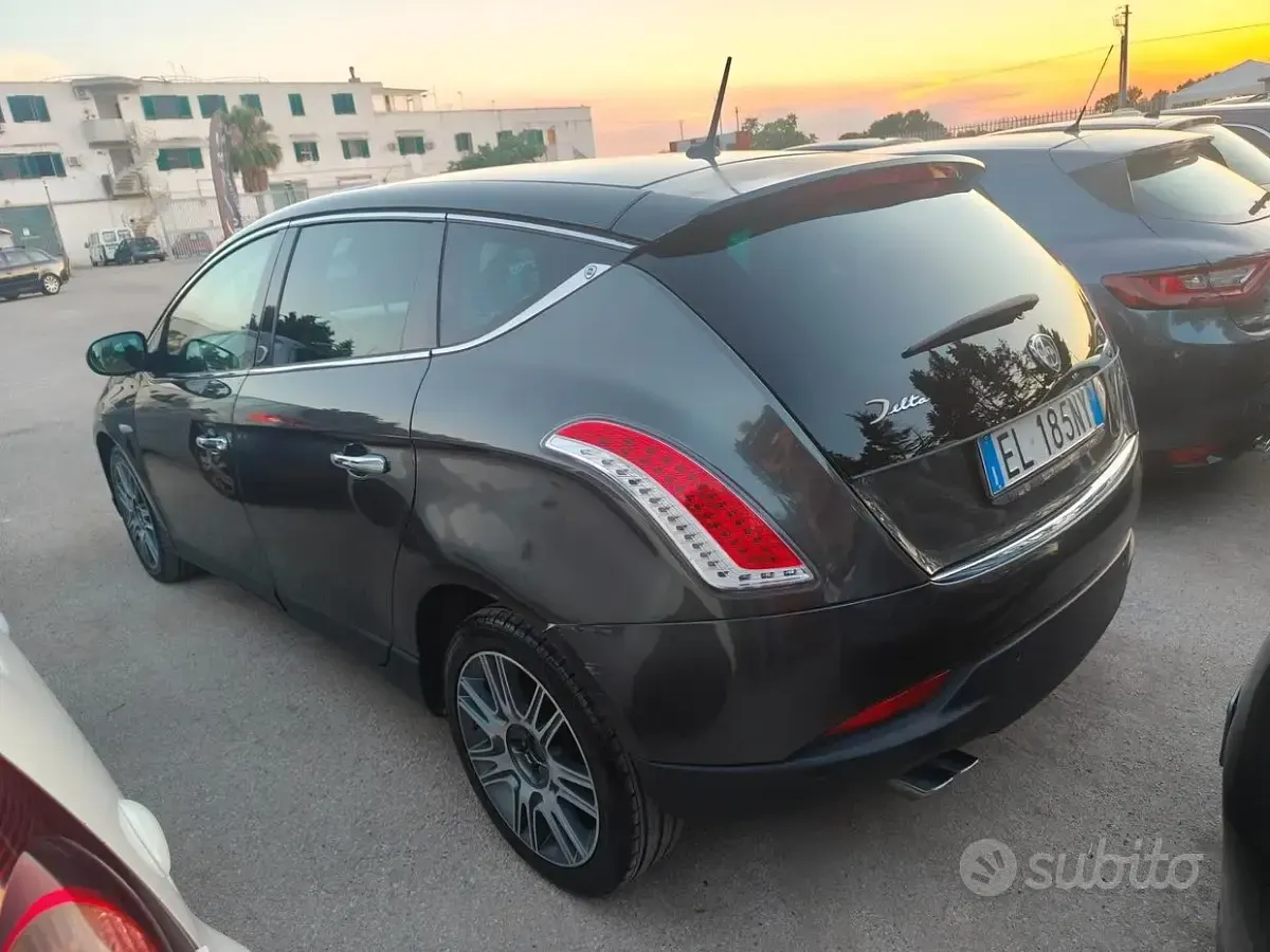 Usata Lancia Delta Platinum 120 CV (88 kW) 2011 Grigio Utilitaria
