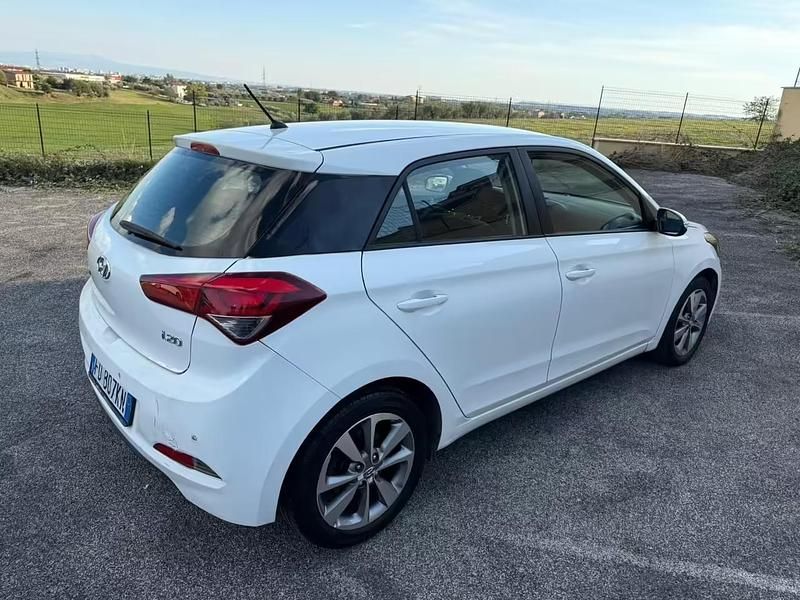 Usata Hyundai i20 Comfort 90 CV (66 kW) 2017 Bianco Berlina