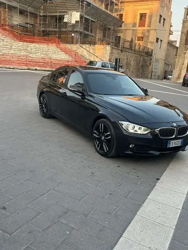 Usata BMW 318 143 CV (105 kW) 2013 Nero Berlina