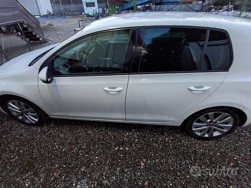 Usata VW Golf VI 105 CV (77 kW) 2011 Bianco Utilitaria