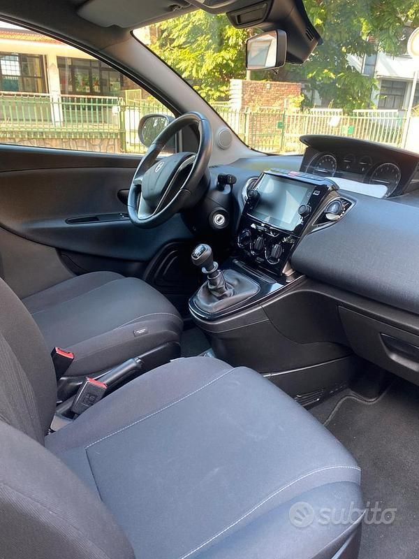 Usata Lancia Ypsilon 69 CV (50 kW) 2022 Rosso Utilitaria