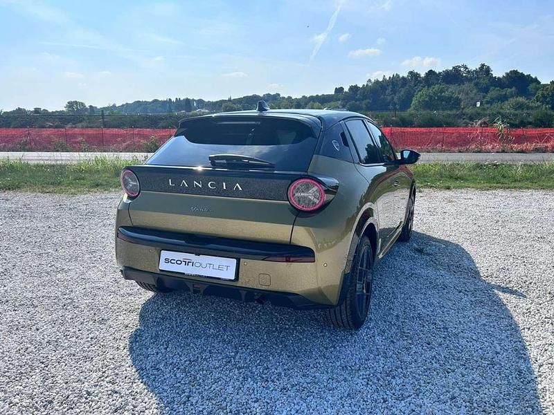 Usata Lancia Ypsilon 101 CV (74 kW) 2024 Vernice oro con tetto nero Utilitaria