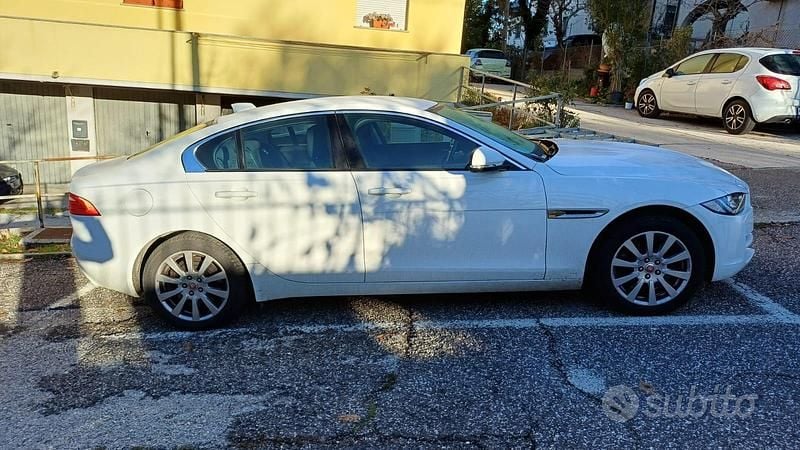 Usata Jaguar XE 180 CV (132 kW) 2017 Bianco Berlina