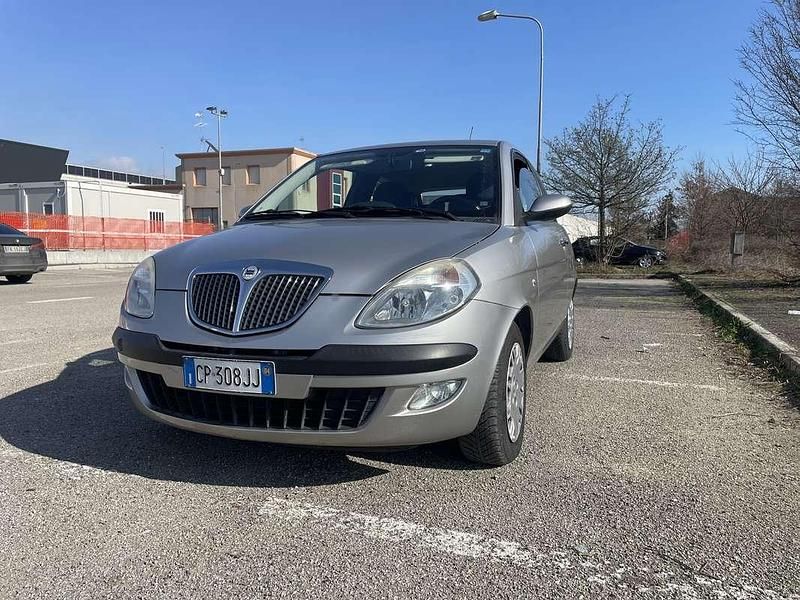Usata Lancia Ypsilon 60 CV (44 kW) 2004 Grigio Utilitaria