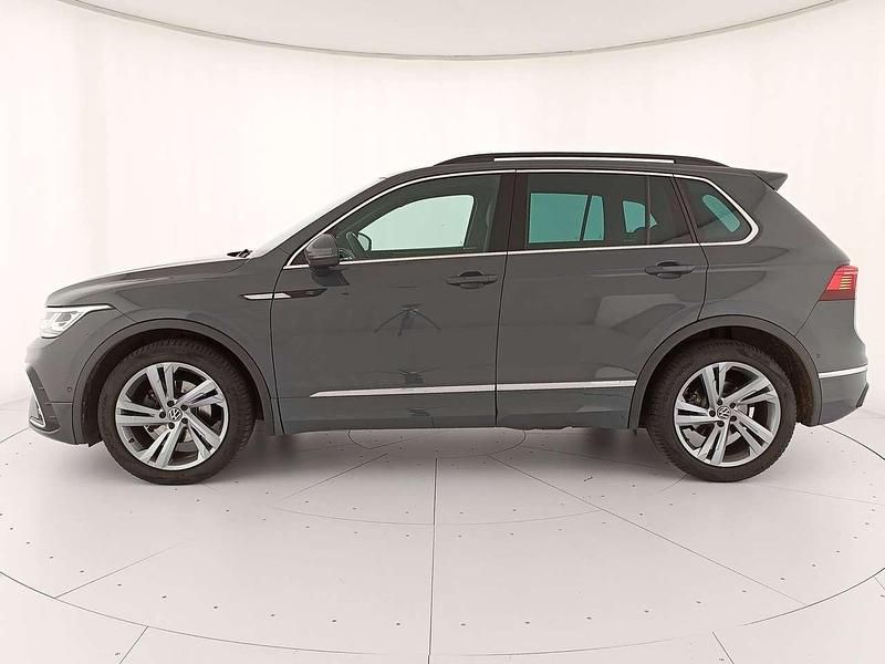 Usata VW Tiguan R-line 150 CV (110 kW) 2023 Dolphin grey metallizzato SUV