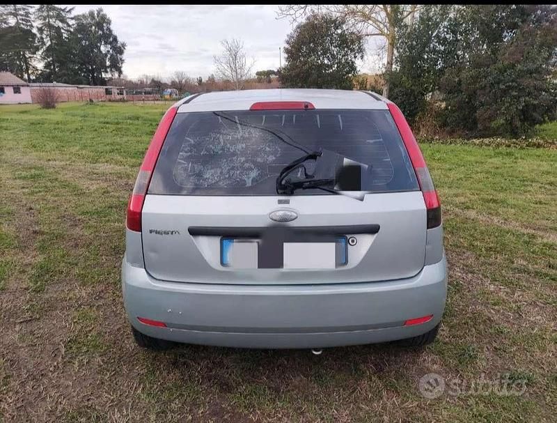 Usata Ford Fiesta Ghia 75 CV (55 kW) 2004 Berlina
