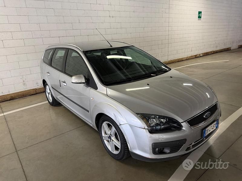 Usata Ford Focus S 115 CV (84 kW) 2006 Grigio Station wagon