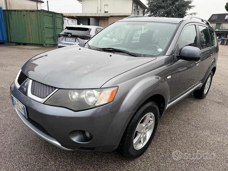 Usata Mitsubishi Outlander Invite 140 CV (102 kW) 2007 Grigio SUV