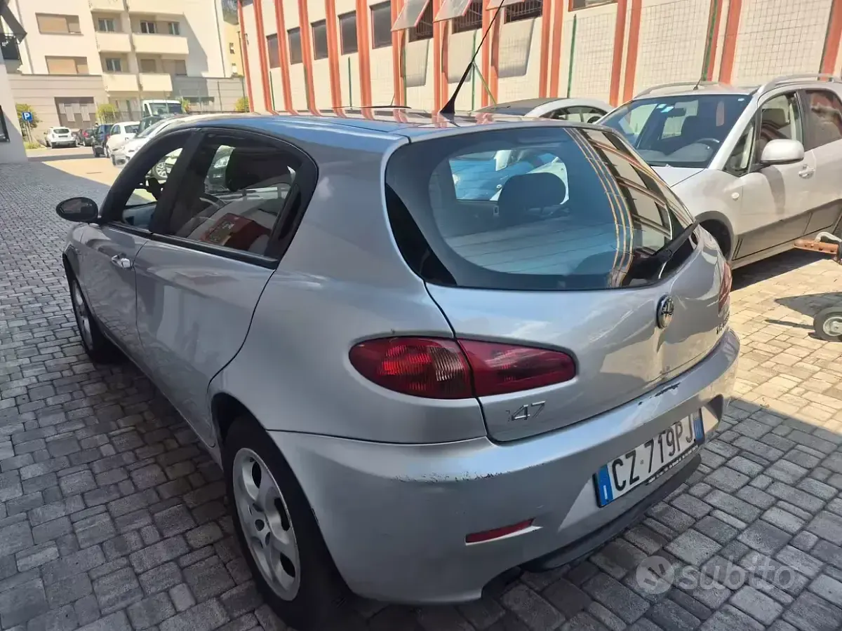 Usata Alfa Romeo 147 105 CV (77 kW) 2006 Grigio Utilitaria