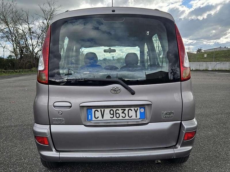 Usata Toyota Yaris Verso Sol 75 CV (55 kW) 2005 Argento Monovolume
