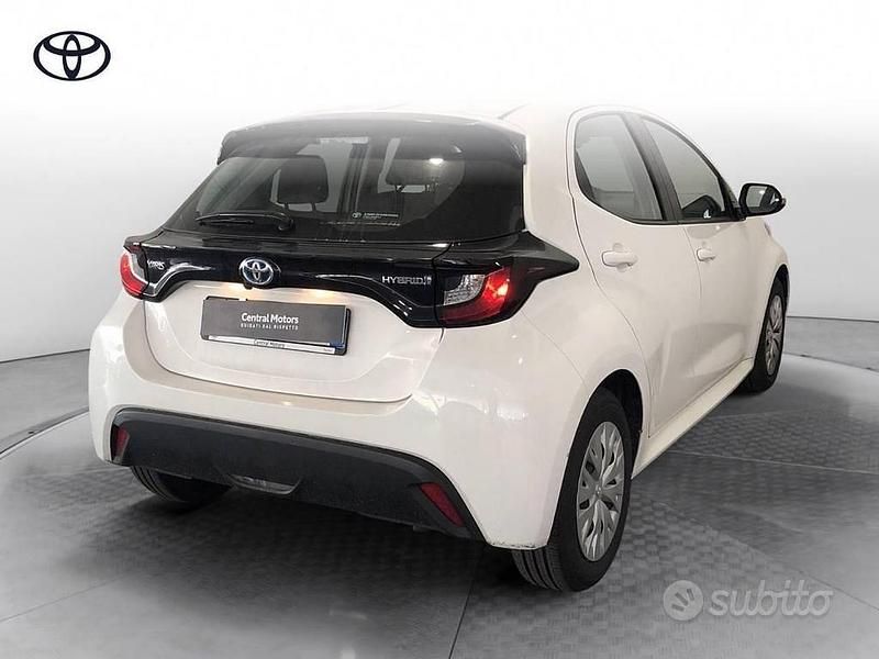 Usata Toyota Yaris Hybrid Active 116 CV (85 kW) 2021 Super white Berlina