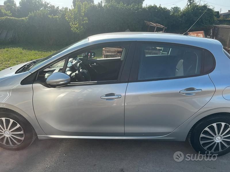 Usata Peugeot 208 68 CV (50 kW) 2017 Grigio Utilitaria