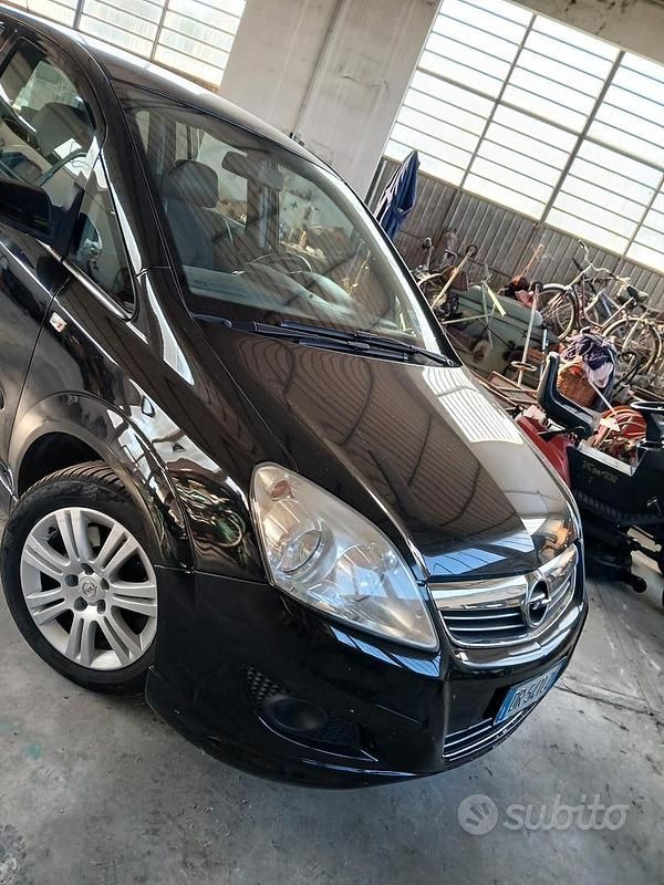 Nero Usata 2008 Opel Zafira Monovolume | 2500 € - Immagine 1/4