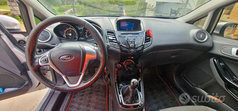 Usata Ford Fiesta Titanium 97 CV (71 kW) 2015 Grigio Berlina