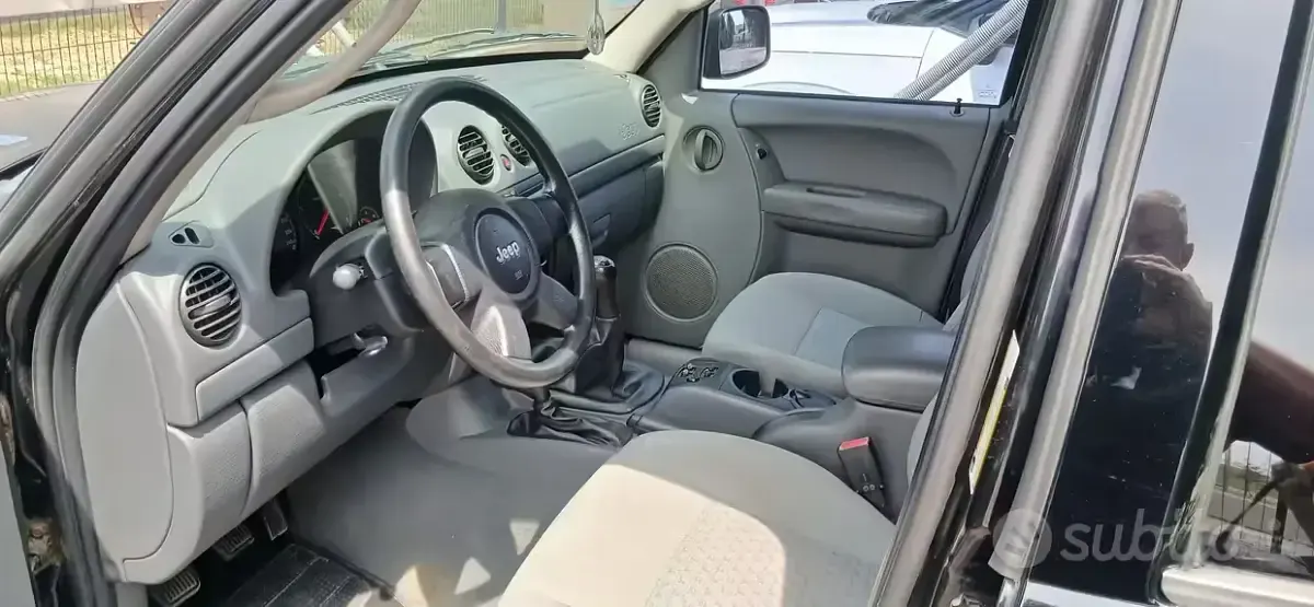 Usata Jeep Cherokee 180 CV (132 kW) 2006 Nero SUV