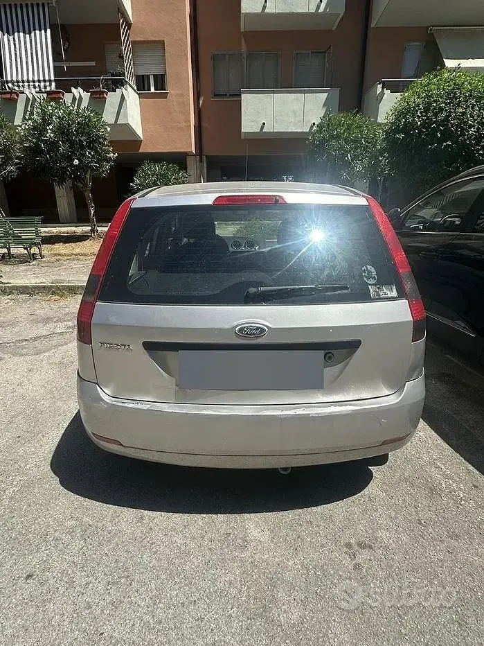 Usata Ford Fiesta Zetec 75 CV (55 kW) 2004 Grigio Utilitaria