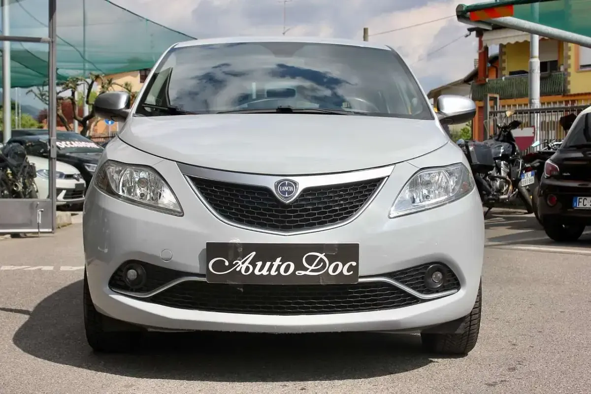 Usata Lancia Ypsilon 69 CV (50 kW) 2016 Grigio Utilitaria