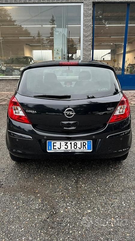 Usata Opel Corsa Cosmo 95 CV (69 kW) 2011 Nero Utilitaria