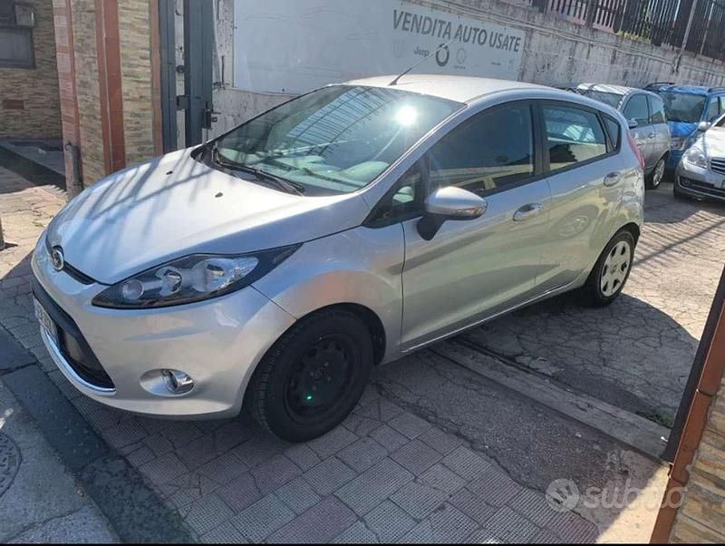 Usata Ford Fiesta Titanium 60 CV (44 kW) 2012 Grigio Utilitaria