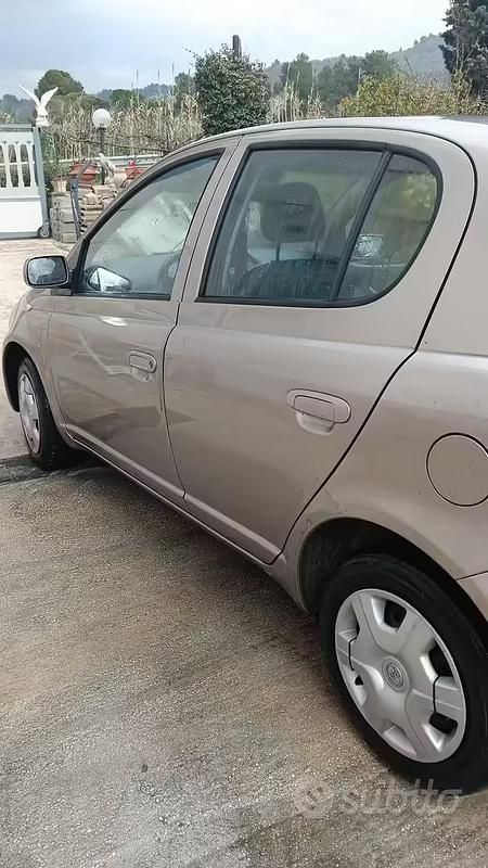 Usata Toyota Yaris Sol 75 CV (55 kW) 2005 Grigio Berlina