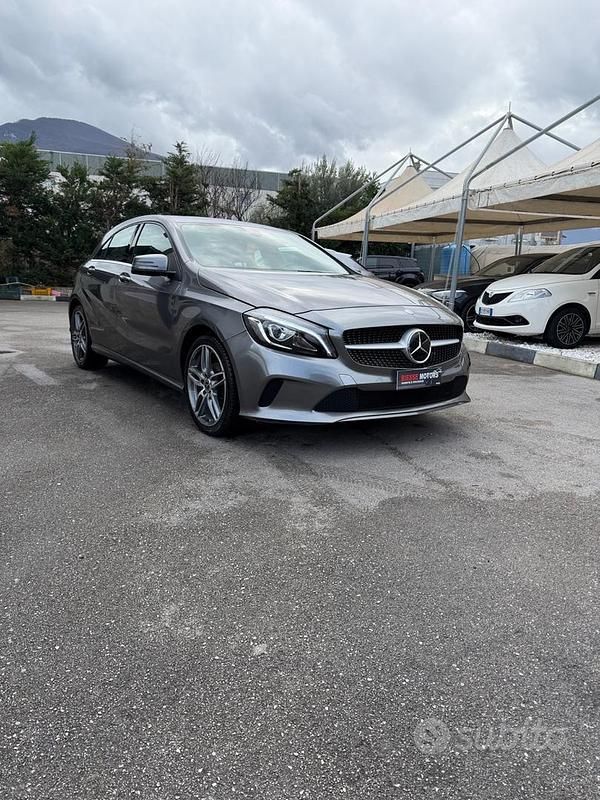 Usata Mercedes A180 108 CV (79 kW) 2015 Grigio Berlina