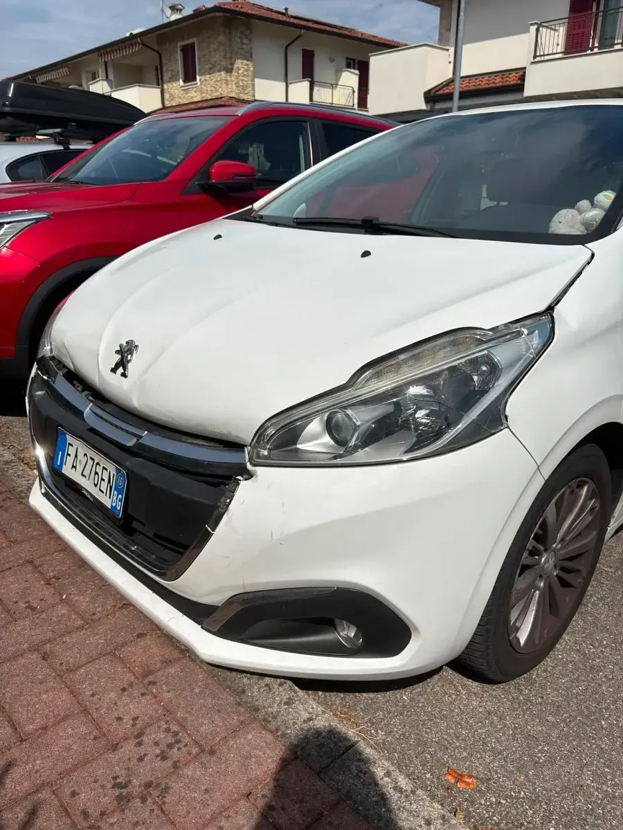 Usata Peugeot 208 81 CV (59 kW) 2015 Bianco Utilitaria