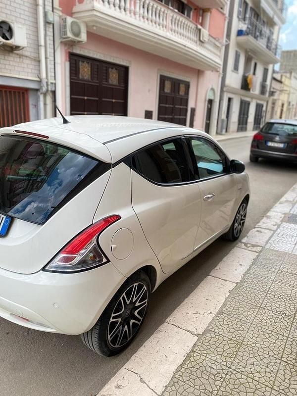 Usata Lancia Ypsilon 69 CV (50 kW) 2019 Bianco Utilitaria