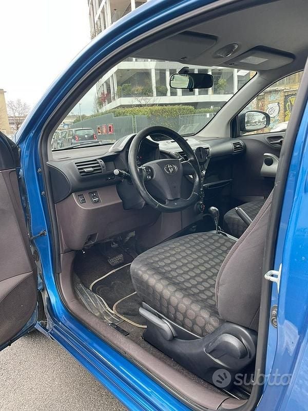 Usata Toyota iQ Sol 98 CV (72 kW) 2010 Blu Utilitaria