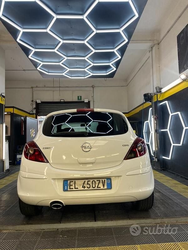 Usata Opel Corsa 75 CV (55 kW) 2012 Bianco Coupé