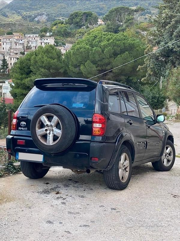 Usata Toyota RAV4 116 CV (85 kW) 2005 Nero SUV
