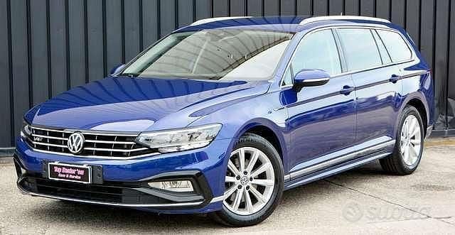 Usata VW Passat R-line 150 CV (110 kW) 2020 Blu/azzurro Station wagon