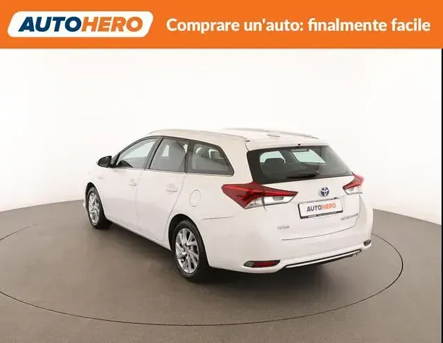 Usata Toyota Auris Hybrid Active 99 CV (72 kW) 2016 Bianco Station wagon