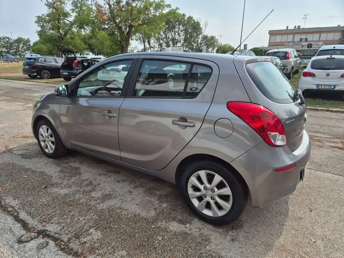 Usata Hyundai i20 75 CV (55 kW) 2013 Grigio Utilitaria