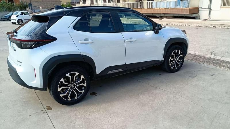 Usata Toyota Yaris Hybrid Trend 92 CV (67 kW) 2022 Bianco Berlina