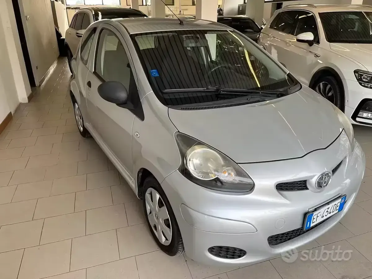 Usata Toyota Aygo Connect Style 68 CV (50 kW) 2010 Grigio Utilitaria