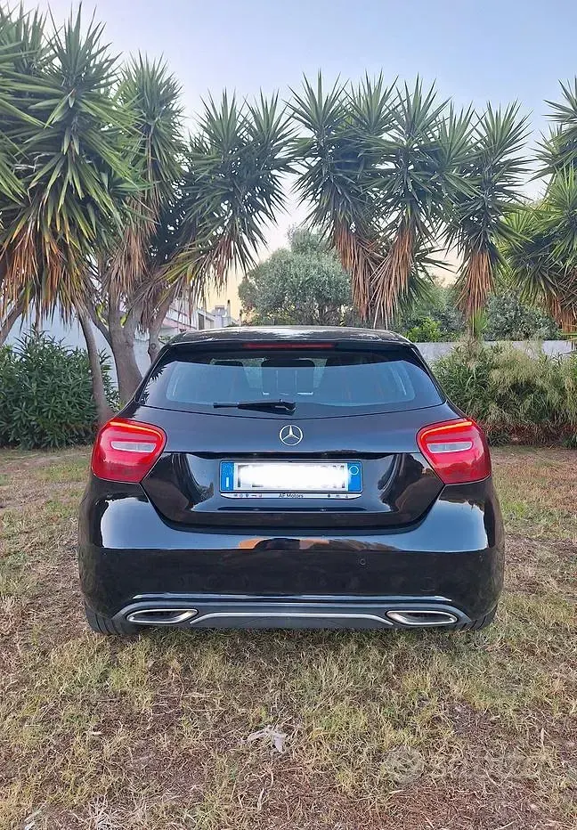 Usata Mercedes A180 109 CV (80 kW) 2017 Nero Utilitaria