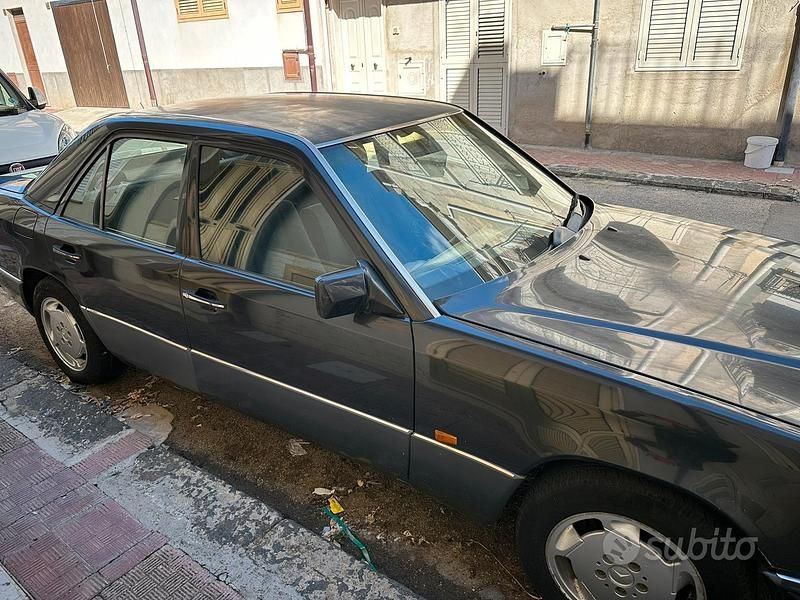 Usata Mercedes E200 122 CV (89 kW) 1991 Nero Berlina