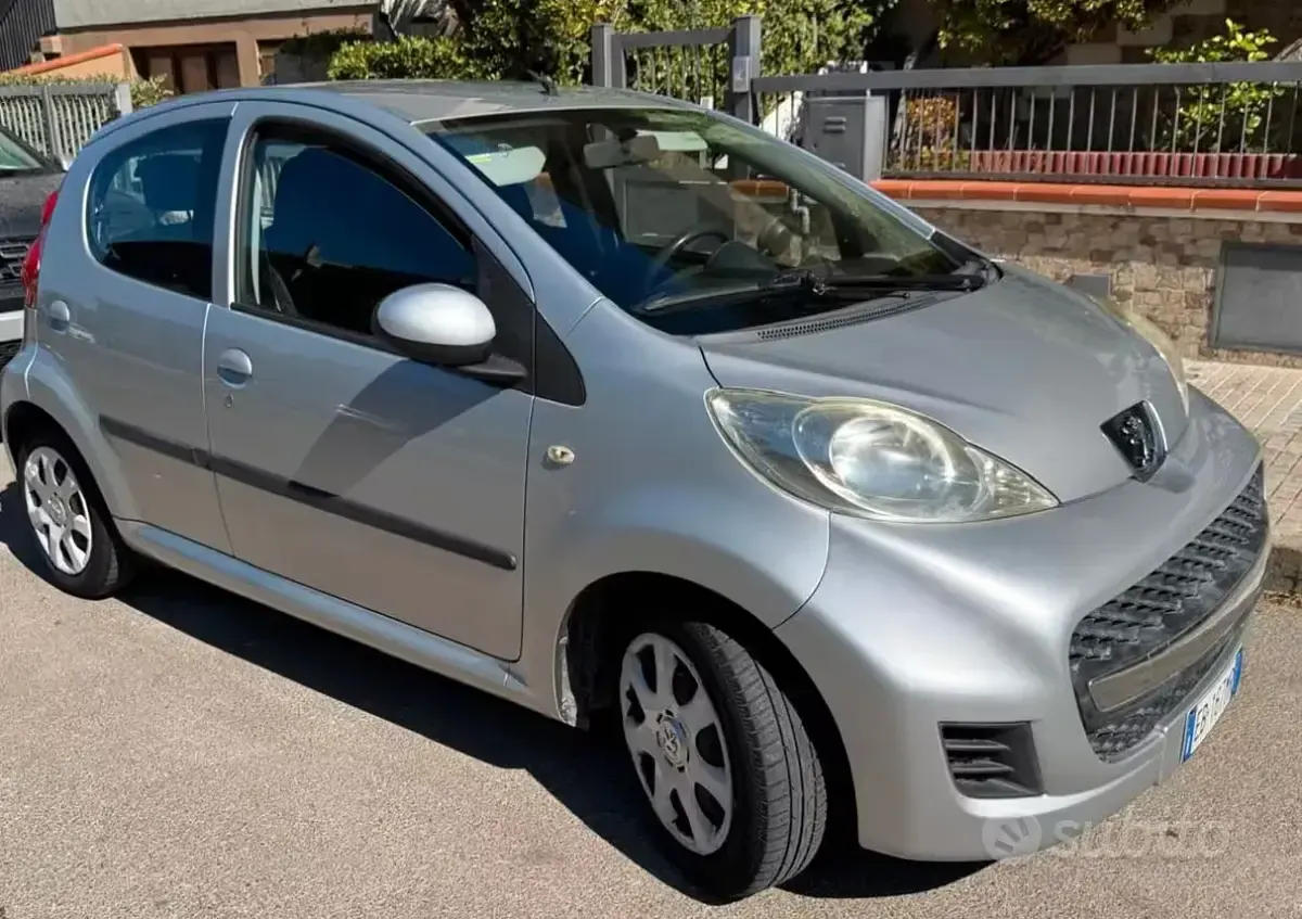 Usata Peugeot 107 68 CV (50 kW) 2010 Grigio Utilitaria