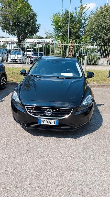 Usata Volvo V40 Momentum 120 CV (88 kW) 2016 Nero Berlina