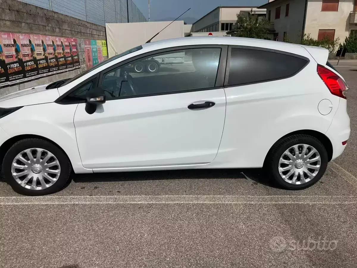 Usata Ford Fiesta 75 CV (55 kW) 2017 Bianco Utilitaria